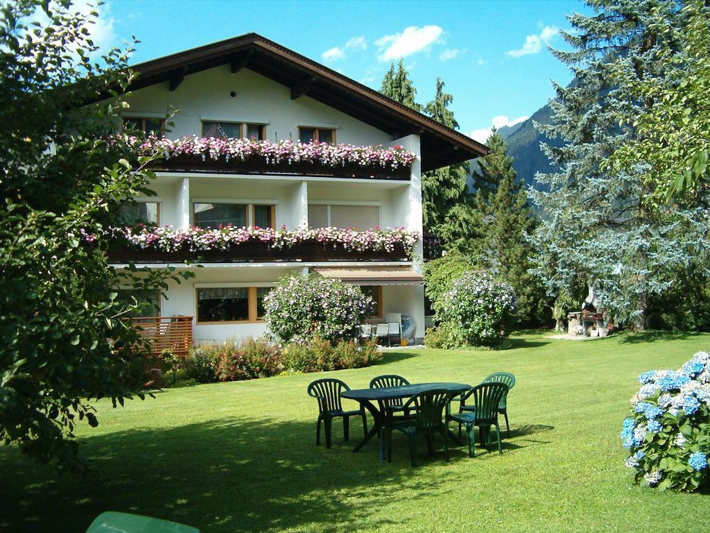Gaestehaus Ahornblick Mayrhofen Bagian luar foto