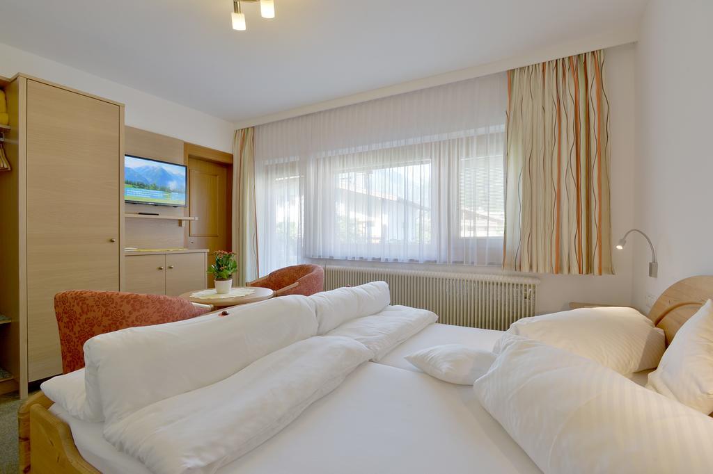 Gaestehaus Ahornblick Mayrhofen Ruang foto