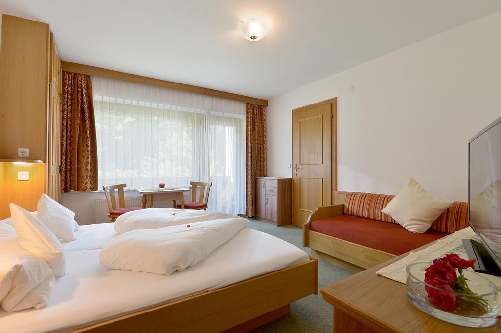 Gaestehaus Ahornblick Mayrhofen Bagian luar foto